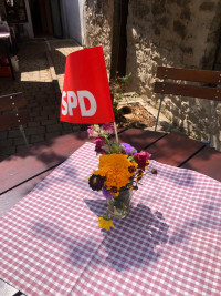 Blumengesteck mit SPD Fahne