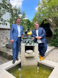 Jan Plobner mit Achim Stötzner am Brunnen im Hirtenmuseum